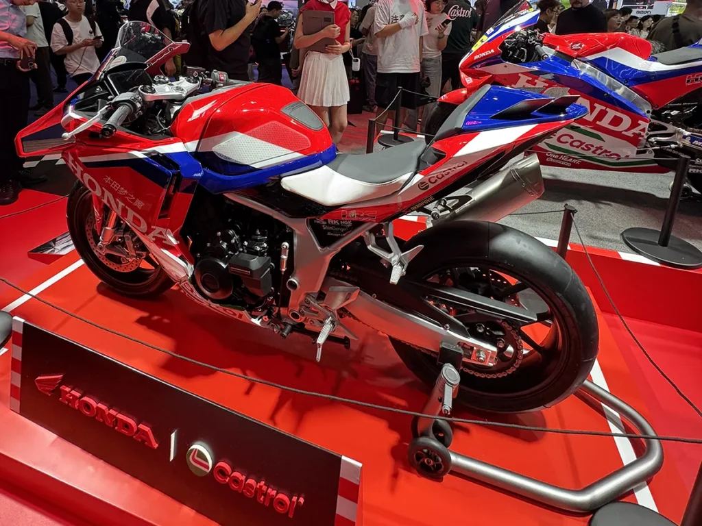CBR 500 Four 3